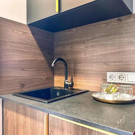 Tiny Gem Next To The Park *